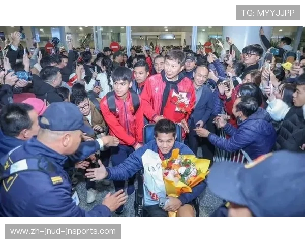 青春风暴归来U23国足抵达北京机场大批球迷热情接机